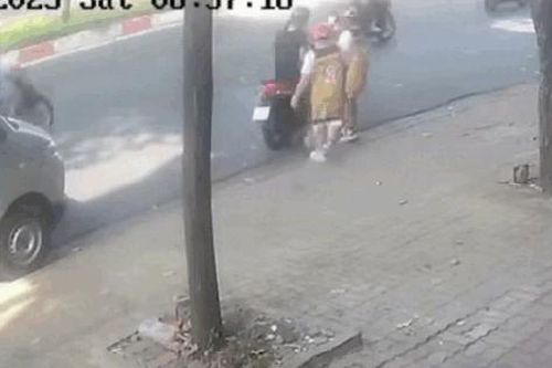 Thót tim cảnh người đi xe máy gặp tai nạn nghiêm trọng do trái bóng bé trai vô tình làm rơi