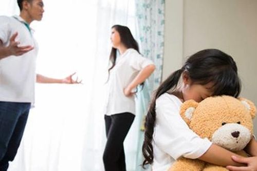 Tôi sững sờ khi con riêng chồng cho biết lý do vì sao bố mẹ chia tay