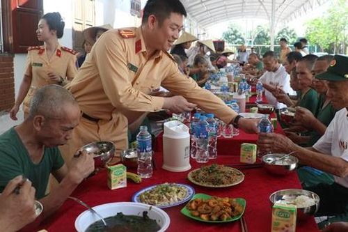 'Bữa cơm tri ân - Ấm áp nghĩa tình'
