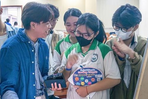 Ngày hội tuyển sinh ĐH Y Dược TPHCM 2025 thu hút đông đảo học sinh, phụ huynh tham dự