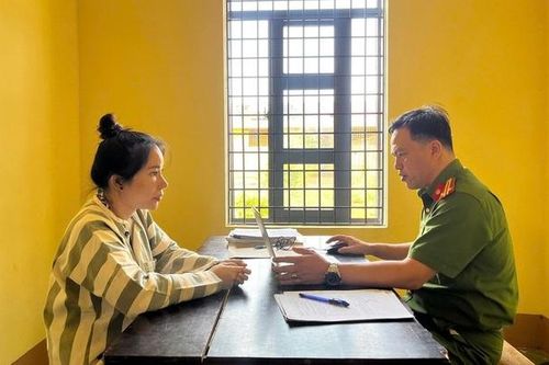 Bắt chủ tiệm cắt tóc kiêm chủ nhóm kín môi giới mại dâm với hơn 4.000 thành viên
