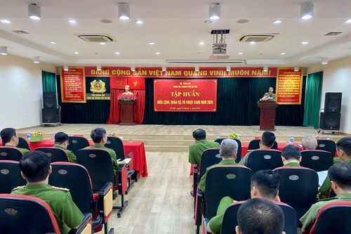 Khai mạc lớp tập huấn Điều lệnh, quân sự, võ thuật Công an nhân dân năm 2025