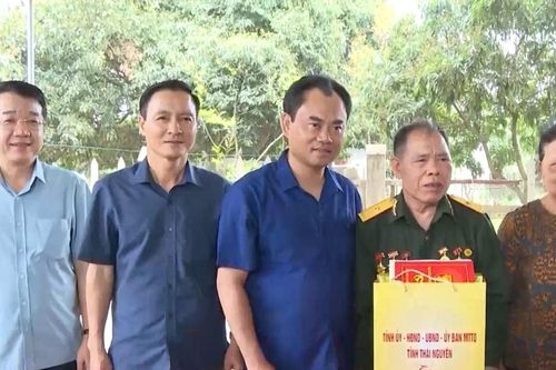 Lãnh đạo Thái Nguyên thăm, tặng quà gia đình người có công với cách mạng