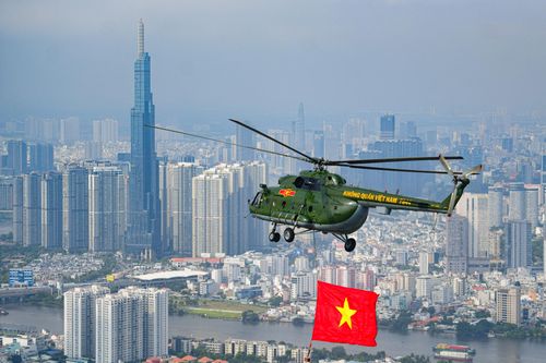 TP.HCM hiện đại nhìn từ trực thăng kéo cờ