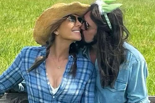 Billy Ray Cyrus hẹn hò diễn viên kém tuổi