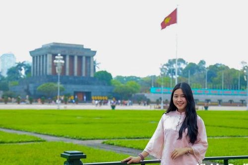Thiếu nữ rạng ngời chụp ảnh tại Quảng trường Ba Đình chào mừng Ngày Giải phóng miền Nam