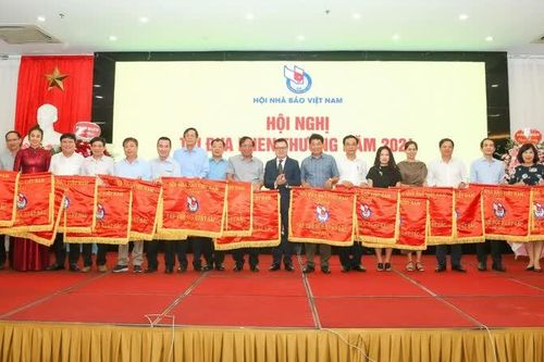 Hội Nhà báo Việt Nam trao khen thưởng cho 21 tập thể xuất sắc