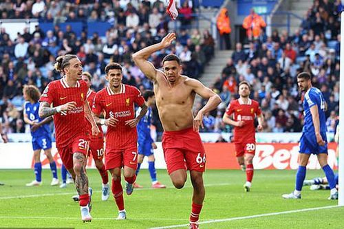Tranh cãi về Alexander-Arnold sau bàn thắng đưa Liverpool chạm tay vào ngôi vương Ngoại hạng Anh