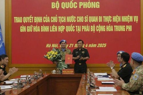 Trao Quyết định của Chủ tịch nước cho sĩ quan đi thực hiện nhiệm vụ gìn giữ hòa bình Liên hợp quốc