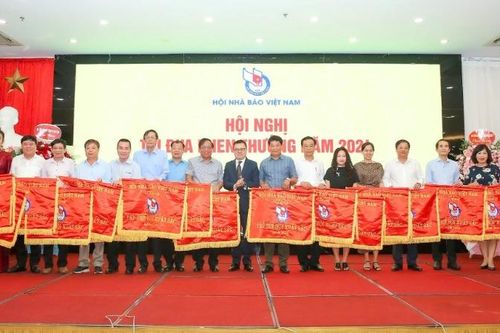 Thi đua thúc đẩy nhiệt huyết cống hiến của người làm báo