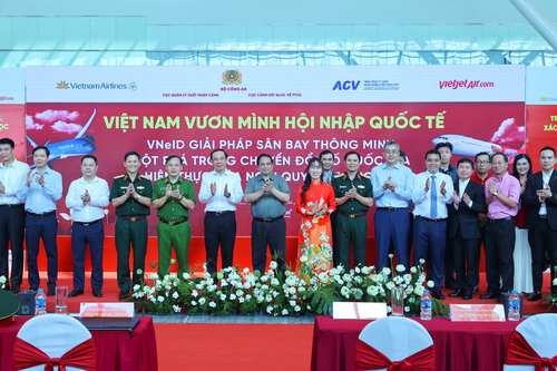 Thủ tướng trải nghiệm định danh, xác thực điện tử và nhận diện sinh trắc học làm thủ tục lên tàu bay bằng VNeID