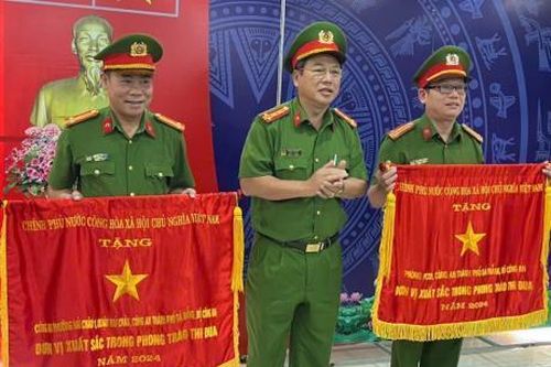Trao Cờ thi đua của Chính phủ cho 2 tập thể thuộc Công an Đà Nẵng