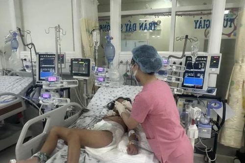 Cứu sống bé gái bị sốc sốt xuất huyết nặng