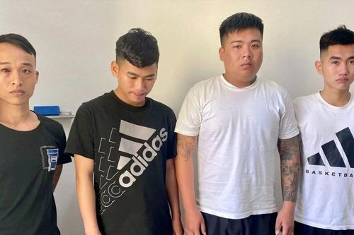 Bắt nhóm bảo kê người bán hàng ở khu du lịch biển