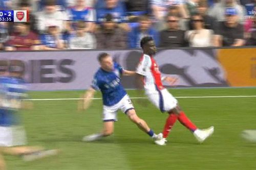 Thắng Ipswich tưng bừng, Arsenal ngăn Liverpool vô địch sớm