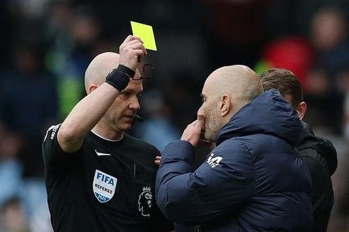 HLV Chelsea nhận thẻ vàng vì ăn mừng quá khích