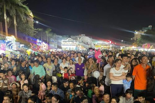 Hải Tiến vào hội - 'Cú hích' đưa du lịch xứ Thanh cất cánh