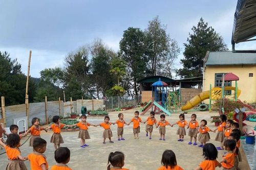 Vượt dốc gian khó để 'thắp sáng' ước mơ tuổi thơ nơi bản cao