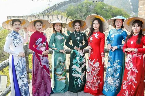 Áo dài Việt Nam thướt tha tỏa sắc hương ở Vạn Lý Trường Thành, Trung Quốc