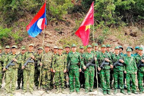 Tuần tra song phương biên giới Việt Nam-Lào dịp 30/4