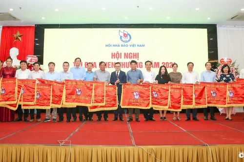 Thi đua thực chất, khen thưởng kịp thời, thúc đẩy nhiệt huyết cống hiến của người làm báo
