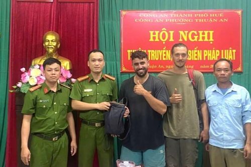 Du khách nước ngoài xúc động khi được nhận lại tài sản đánh rơi