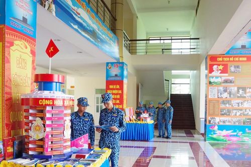 Đọc sách trong lòng biển - Thói quen nuôi dưỡng tinh thần của thủy thủ tàu ngầm