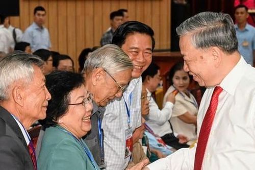 Tổng Bí thư Tô Lâm gặp mặt cán bộ lão thành, người có công, gia đình chính sách tiêu biểu