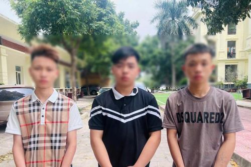 Bắt nhóm đối tượng chuyên cướp điện thoại của công nhân