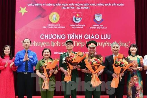 Lễ chào cờ đầu tuần đặc biệt ở trường Bưởi