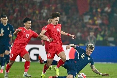 Tuyển thủ Thái Lan không được phép cùng HLV Kim Sang-sik so tài với MU