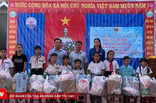 Chi đoàn TAND tỉnh Cà Mau trao quà cho học sinh nghèo