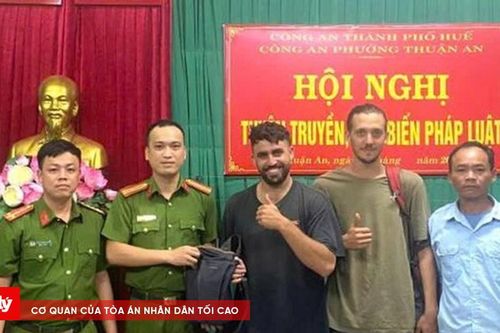 Giúp đỡ du khách nhận lại hộ chiếu và tài sản đánh rơi