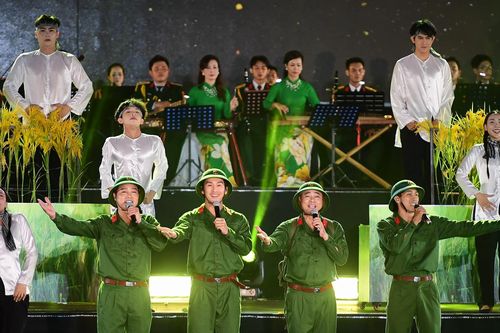 Tổng Bí thư Tô Lâm dự chương trình nghệ thuật 'Đất nước trọn niềm vui'