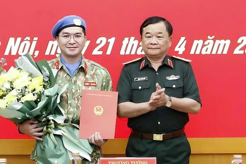 Trao quyết định của Chủ tịch nước cho thiếu tá quân đội đi gìn giữ hòa bình