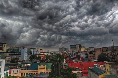 Nổi dông gió, mưa lớn, bầu trời Hà Nội tối sầm lúc 15h