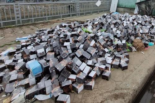 Nghìn hộp thực phẩm chức năng vứt bỏ như rác, nữ lao công ngơ ngác không rõ của ai