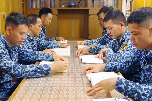 Thủy thủ tàu ngầm đọc sách giữa lòng đại dương sâu thẳm