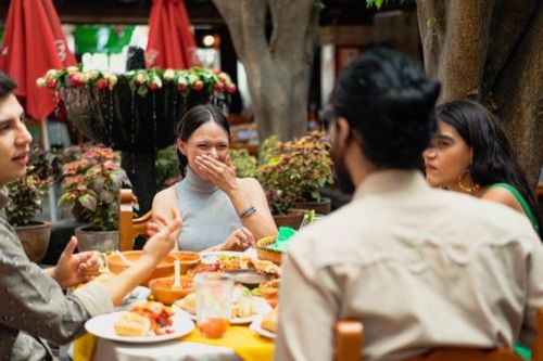 Đoán tính cách người khác qua cách gọi món và ăn uống khi vào nhà hàng