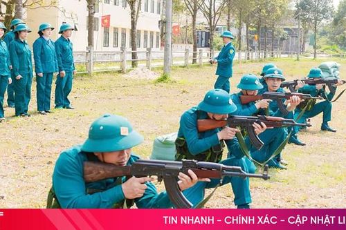 Các chiến sĩ dân quân miệt mài huấn luyện trên thao trường