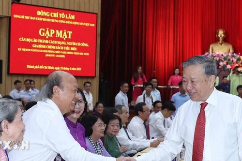 Tổng Bí thư gặp mặt cán bộ lão thành cách mạng, người có công tiêu biểu