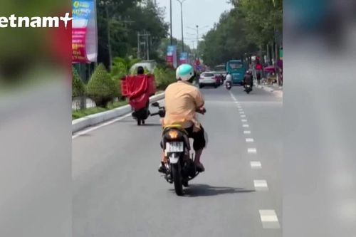 Bình Dương: Xử phạt đối tượng cụt tay, nằm ngửa điều khiển xe máy
