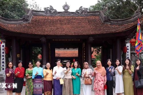 Phu nhân Thủ tướng chủ trì giao lưu với nhóm Phụ nữ cộng đồng ASEAN