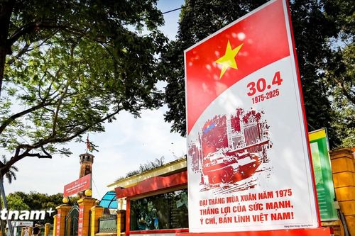 Đường phố Thủ đô rực rỡ cờ hoa, áp phích rực rỡ chào mừng kỷ niệm lễ 30/4