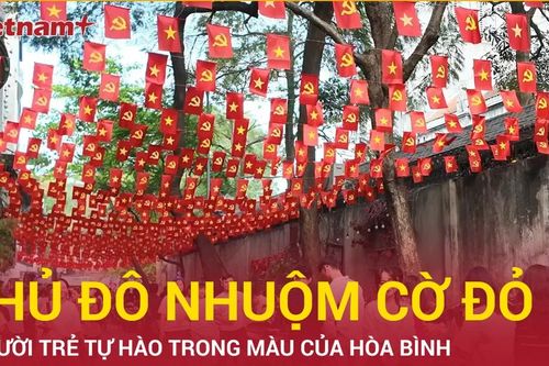 Thủ đô nhuộm cờ đỏ: Người trẻ trong màu của hòa bình