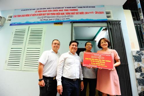 TP Hồ Chí Minh: Bàn giao nhà tình thương và tặng quà cho các hộ nghèo, gia đình khó khăn