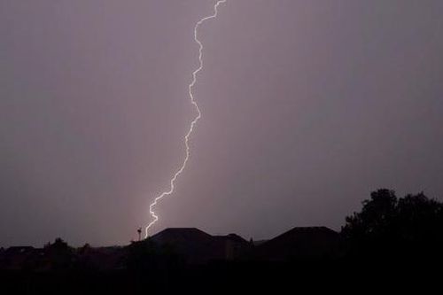 Khoảnh khắc tia sét xé toạc bầu trời Texas giữa thời tiết khắc nghiệt