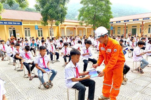 Điện lực Hòa Bình tăng cường đảm bảo hành lang an toàn lưới điện