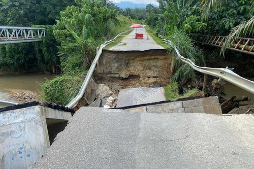 Sập cầu nghiêm trọng, 81 sinh viên mắc kẹt