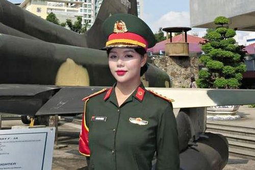 Nhan sắc ngọt ngào của nữ chiến sĩ Quân y tại lễ diễu binh 30/4